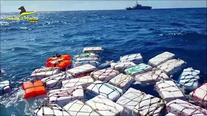Irgendwie muss die Droge weltweit verteilt werden: Hier schwimmen Pakete voll Kokain im italienischen Mittelmeer.