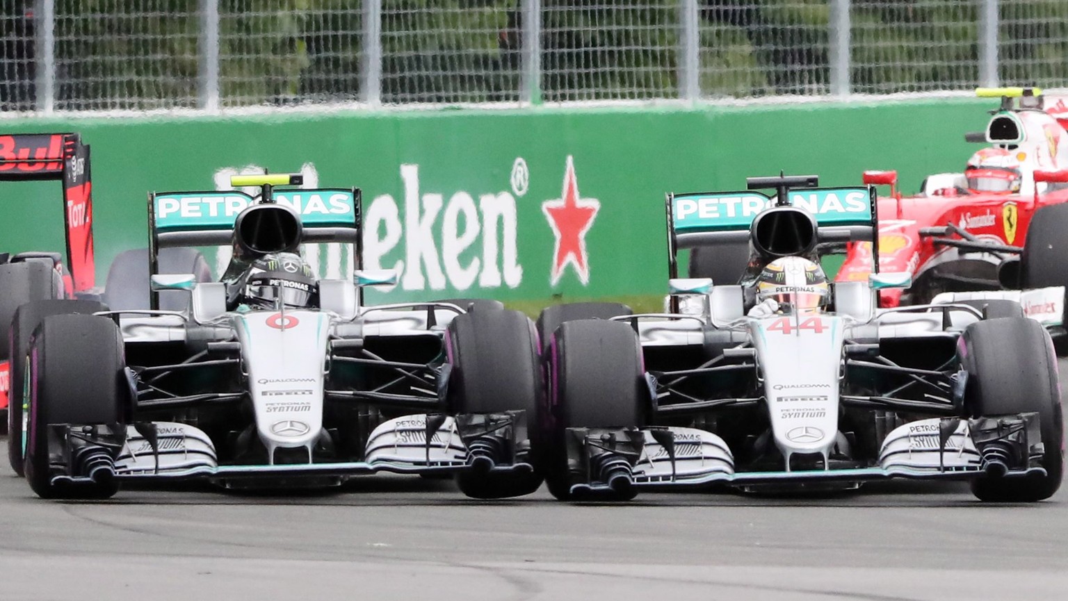 Rad an Rad kämpfen Rosberg (links) und Teamkollege Hamilton nach dem Start.