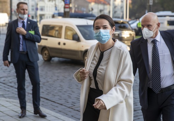 Sviatlana Tsikhanouskaya, former candidate for the Belarus&#039; presidential elections arrives for a meting with French President Emmanuel Macron in Vilnius, Lithuania, Tuesday, Sept. 29, 2020. Presi ...