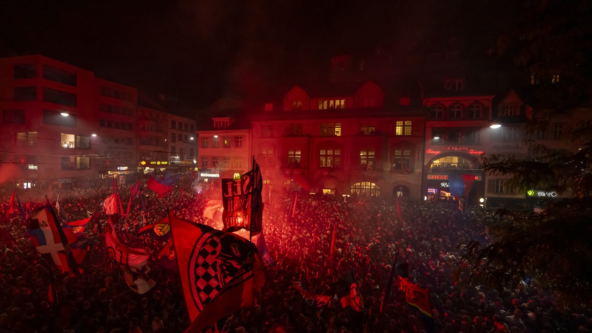 Die Fans erwarten die Mannschaft des FC Basel 1893 fuer die offizielle Meisterfeier, auf dem Barfuesserplatz in Basel, am Samstag, 24. Mai 2025. (KEYSTONE/Georgios Kefalas)