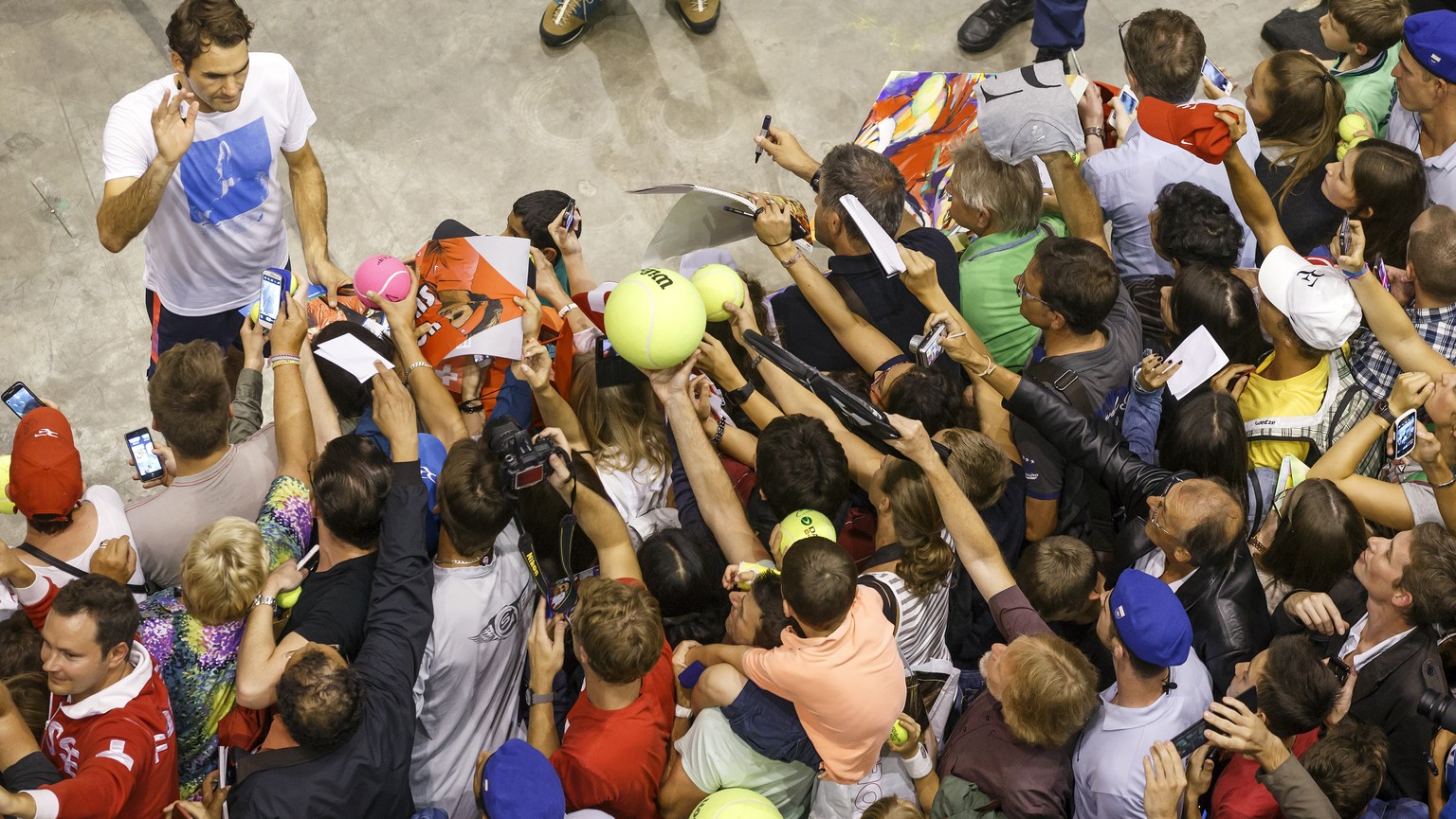 Everybody's darling: Roger Federers Autogramme sind heiss begehrt.