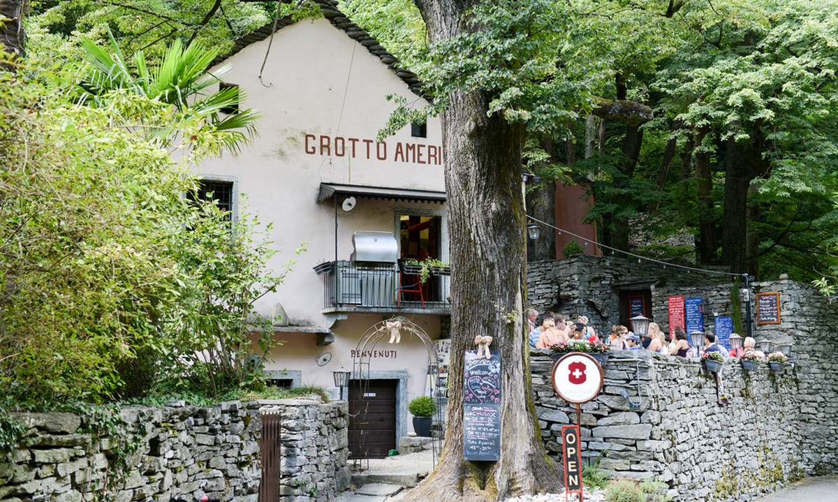 Typisch fürs Tessin: Eines der beliebten Grotti.