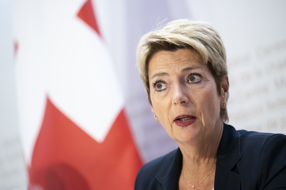 Bundespraesidentin Karin Keller-Sutter spricht an einer Medienkonferenz ueber das Entlastungspaket 27 und Budget 2026, am Mittwoch, 25. Juni 2025, im Medienzentrum Bundeshaus in Bern. (KEYSTONE/Anthon ...