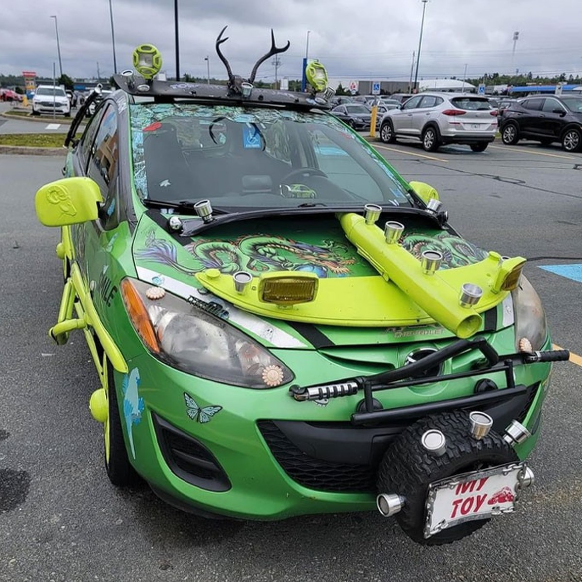 Auto-Mods der Hölle 
https://www.reddit.com/r/ShittyCarMod/comments/d19bnc/_/