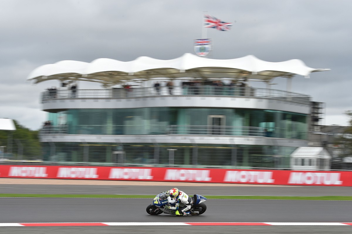 Schwarzer Sonntag für Dominique Aegerter. Der WM-Vierte verliert in Silverstone den Anschluss an die Spitze.