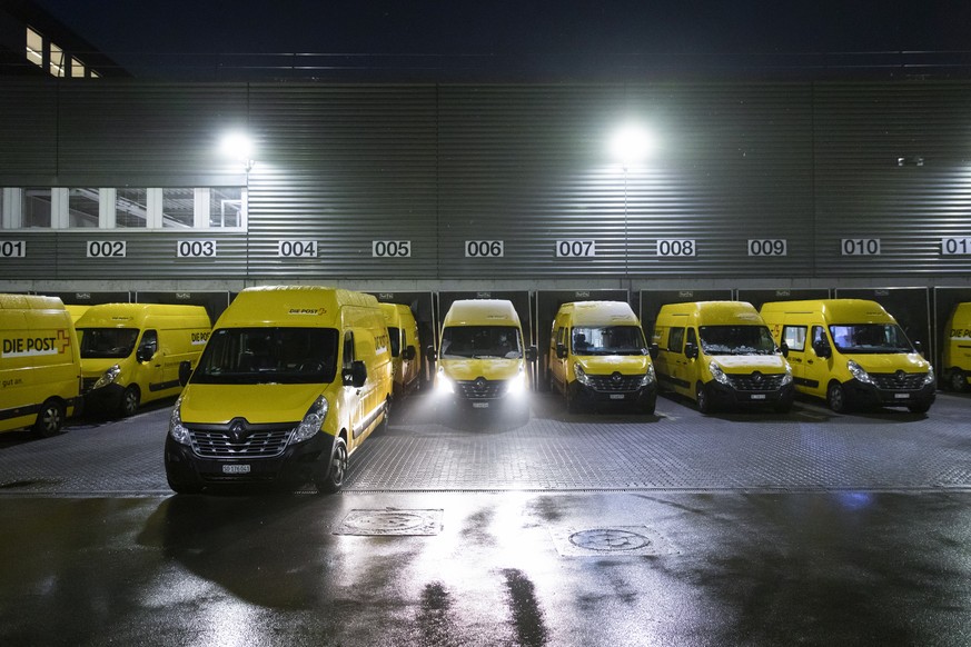 Mit Paketen beladene Lieferbusse der Post stehen fuer die Auslieferung bereit, im Paketzentrum Haerkingen, am Mittwoch, 9. Dezember 2020, in Haerkingen. (KEYSTONE/Peter Klaunzer)