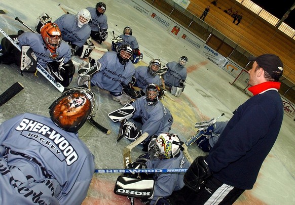 Ex Langnau Goalie und Torhueter der Carolina Hurricanes, Martin Gerber, trainiert Jugendliche in der Eishalle, am Freitag, 30. Juli 2004 in Huttwil. (KEYSTONE/Edi Engeler)