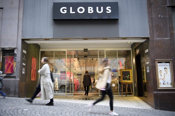 ARCHIV -- Eingang zum Globus Kaufhaus, das am Dienstag, 4. Februar 2020 in Lausanne. Die thailaendische Central Group uebernimmt das operative Geschaeft von Globus vollstaendig. Die Thailaender kaufen ...