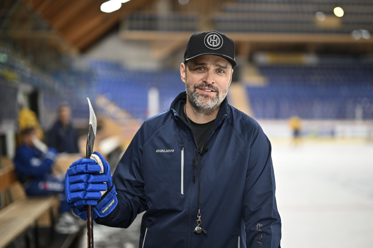 Davos' head coach Josh Holden beim ersten Eistraining des HC Davos, am Montag, 7. August 2023, im Eisstadion in Davos. (KEYSTONE/Gian Ehrenzeller)