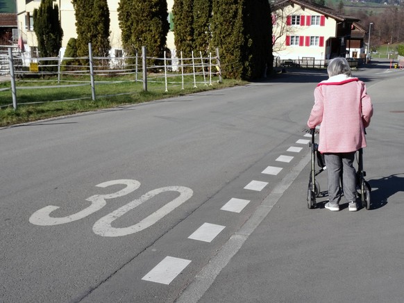 Foto Manuel Geisser 03.02.2023 Schweiz Verkehrsberuhigungmassnahmen. Tempo 30 Seniorin mit Rollator *** Photo Manuel Geisser 03 02 2023 Switzerland traffic calming measures speed 30 senior woman with  ...