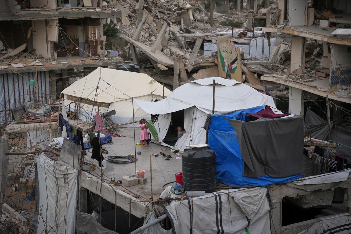Tents sheltering a Palestinian family stand atop their home, damaged during Israeli army strikes, in Gaza City, Friday, Oct. 16, 2026. (AP Photo/Abdel Kareem Hana)
APTOPIX Israel Palestinians.Gaza