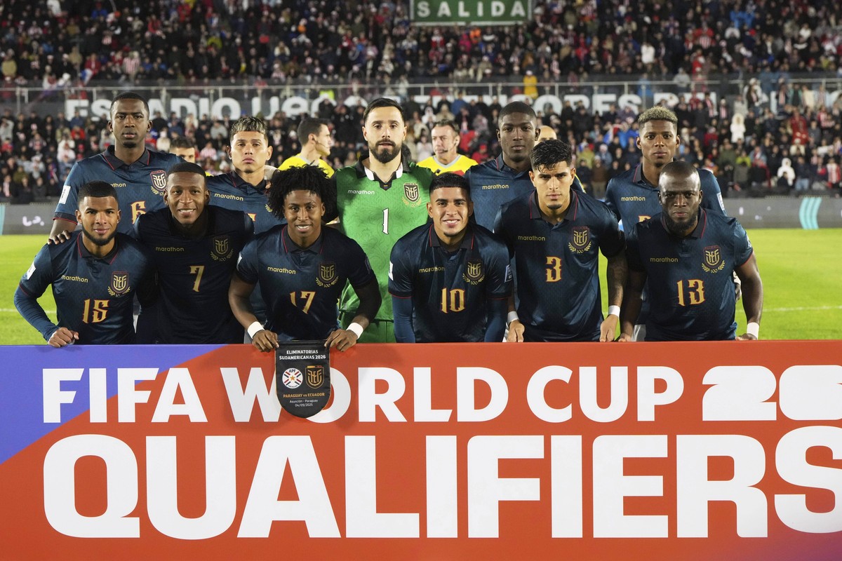 Ecuador's players pose for a team photo before a World Cup 2026 qualifying soccer match against Paraguay at Defensores del Chaco in Asuncion, Paraguay, Thursday, Sept. 4, 2025. (AP Photo/Jorge Sa ...