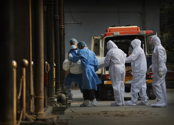 Health workers and relatives carry the body of a COVID-19 victim for cremation in New Delhi, India, Thursday, Nov. 19, 2020. India&#039;s total number of coronavirus cases since the pandemic began has ...