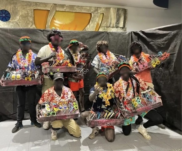 Blackfacing am Maskenfall Mosnang 2025, die Gruppe Strandverkäufer gewinnt den Kostümwettbewerb.