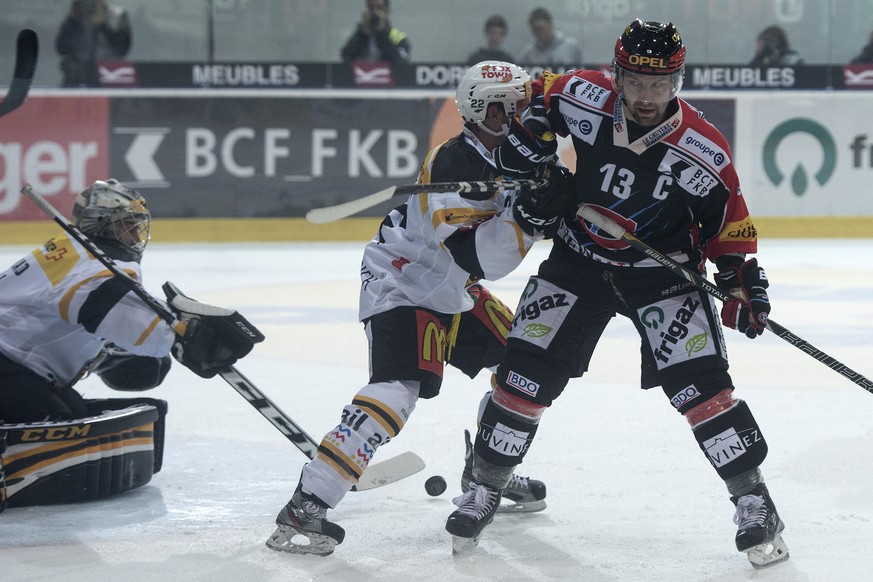 Stefan Ulmer schirmt Beni Plüss vor seinem Goalie Daniel Manzato ab.