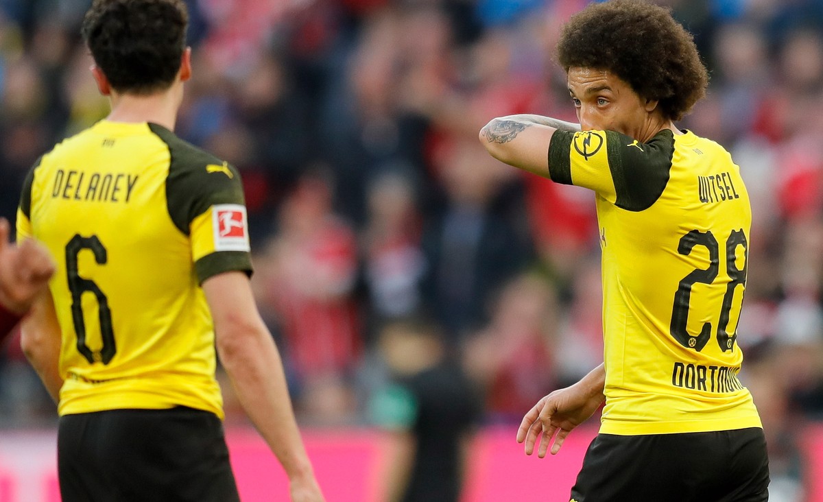 epa07489129 Dortmund's Thomas Delaney, Dortmund's Axel Witsel and Dortmund's Jadon Sancho react during the German Bundesliga soccer match between FC Bayern Munich and Borussia Dortmund  ...