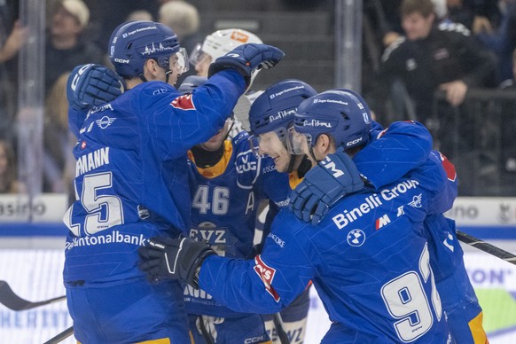 Die Zuger mit Sven Senteler, mitte, feiern das Tor zum 2:1 in der Verlaengerung beim Eishockey Qualifikationsspiel der National League zwischen dem EV Zug und dem HC Davos am Samstag, 27. September 20 ...