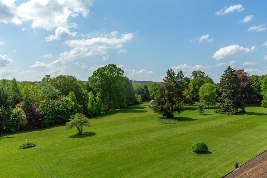 Mel B's house is for sale. 
Church Road
Little Marlow, Marlow, Buckinghamshire, SL7 3RZ
https://search.savills.com/property-detail/gbherslac210396