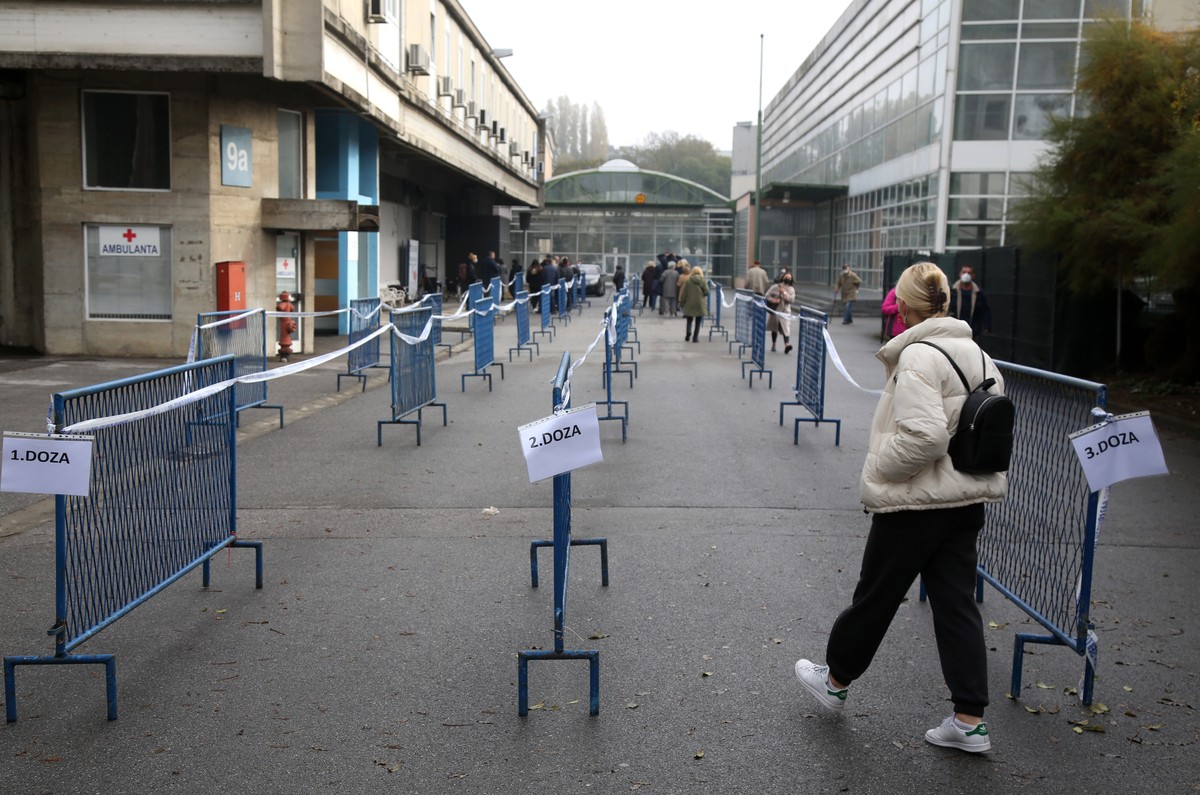 epa09578122 Zagreb's citizens go to take their vaccine doses against Covid-19 in Zagreb, Croatia, 12 November 2021. Starting 16 November 2021, Croatia will require Green Covid-19 passport in all  ...