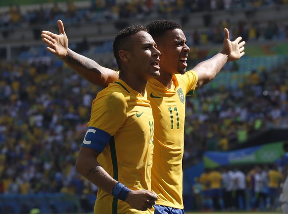 epa05493374 Gabriel Jesus of Brazil (R) celebrates his 3-0 goal with teammate Neymar (L) of Brazil during the men&#039;s semifinal match of the Rio 2016 Olympic Games Soccer tournament between Brazil  ...