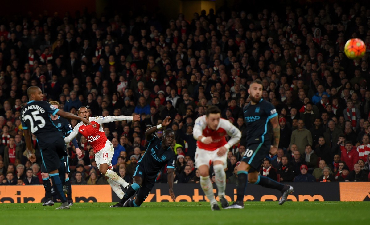 Theo Walcott schlenzt das Leder zum 1:0 in die Maschen.&nbsp;