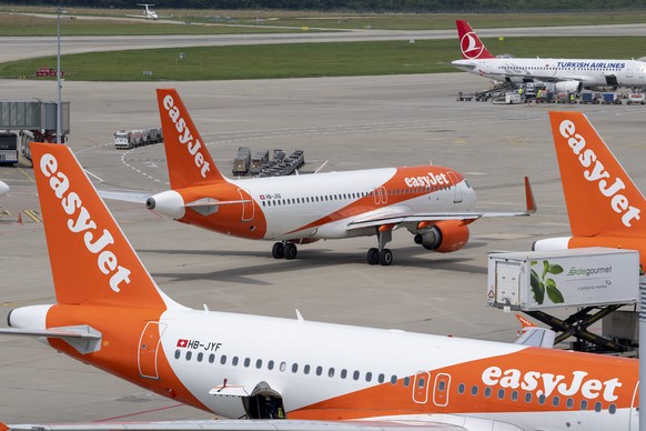 Des avions de la compagnie Easyjet sont photographies sur le tarmac de Geneve Aeroport, ce vendredi 23 juillet 2021 a Geneve. (KEYSTONE/Martial Trezzini)