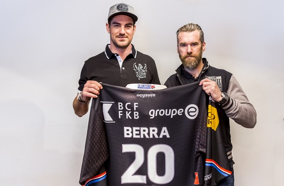 Reto Berra, neuer Torhueter des HC Fribourg-Gotteron, links, und Sportchef Christian Dube, posieren an einer Medienkonferenz des HC Fribourg-Gotteron in Fribourg, am Freitag, 28. April 2017. (KEYSTONE ...