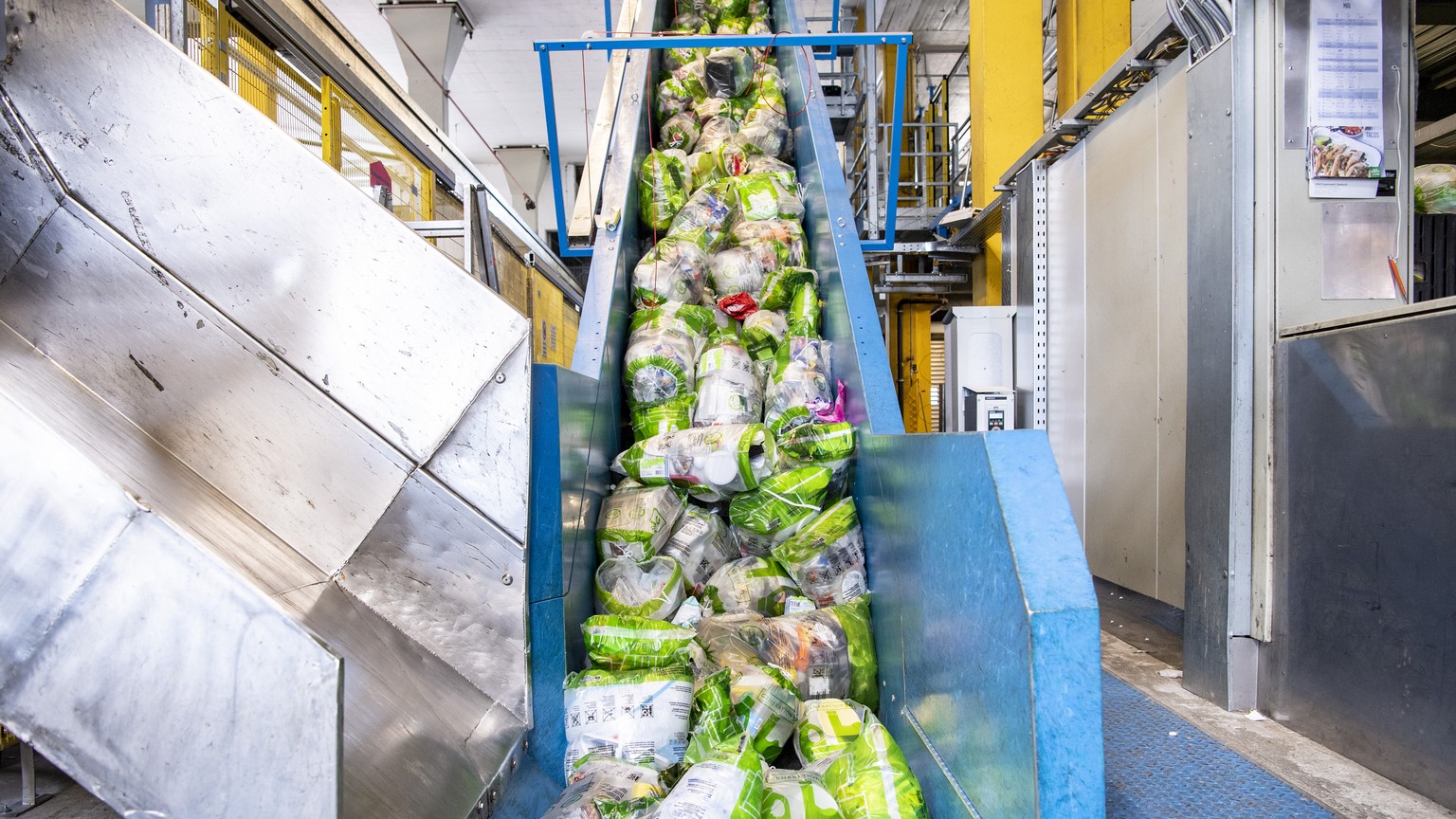 Gefuellte und von den Kunden abgegebene Plastikrecycling-Saecke der Migros Zentralschweiz werden in der Betriebszentrale in Dierikon gepresst und fuer die Weiterverarbeitung bereitgemacht, am Montag,  ...