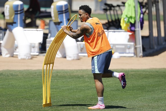 Switzerland's Noah Okafor warms up during a training session of the Swiss national soccer team at the SDJA in San Diego, California, USA, Friday, June 26, 2026, during the 2026 FIFA World Cup soc ...