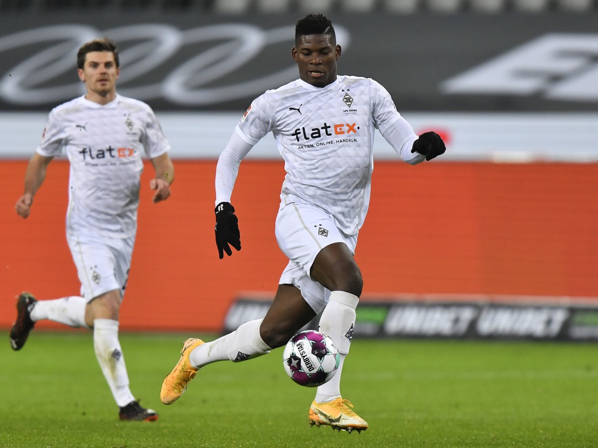 Moenchengladbach's Breel Embolo controls the ball during the German Bundesliga soccer match between Borussia Moenchengladbach and Bayern Munich at the Borussia Park in Moenchengladbach, Germany,  ...