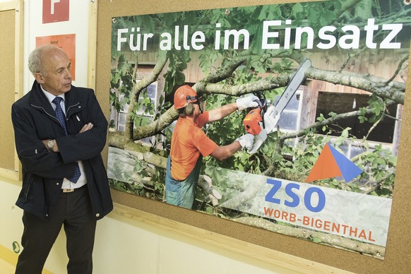 Maurer vor einem Plakat in der Zivilschutzanlage Worb.