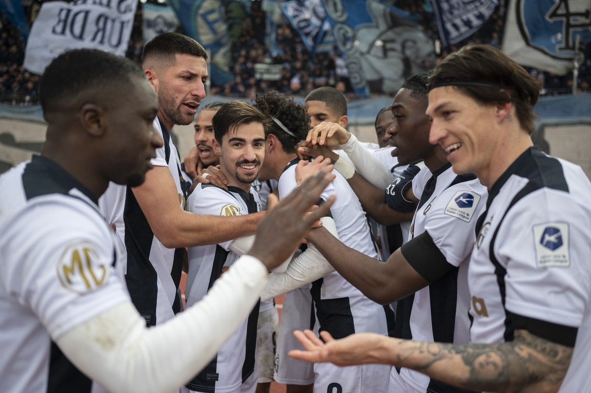 Cheveyo Tsawa (FCZ) (Mitte) jubelt mit seinen Mitspielern nach seinem 1:0 Tor im Fussball Meisterschaftsspiel der Super League zwischen Zuerich, FCZ, und Yverdon Sport FC, YS, im Letzigrund, am Sonnta ...