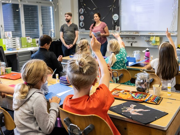 Kinder sitzen in der 1. und 2. Klasse von Lehrer Micha Kohler und Studentin Lisa Siegenthaler, am Montag, 15. August 2022, an der Primarschule in Lauperswil im Emmental. Wie in der ganzen Schweiz herr ...
