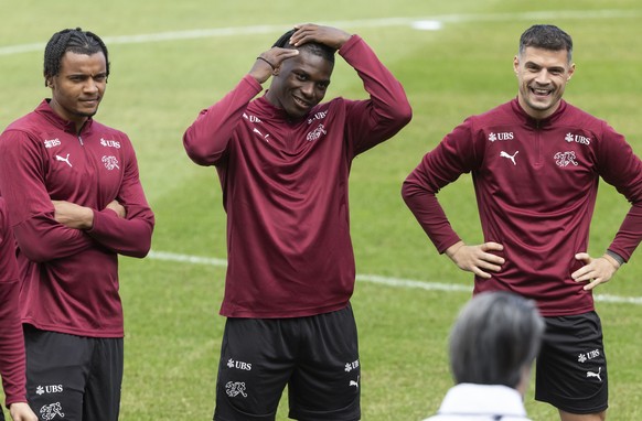 Switzerland's head coach Murat Yakin, front, talks to his players Ruben Vargas, Manuel Akanji, Breel Embolo, Granit Xhaka and Zeki Amdouni, from left, during a training session at the "Stadi ...
