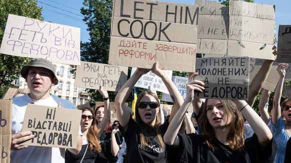 Vor allem junge Leute protestierten in Kiew und anderen Städten gegen die Entlassung des als Reformer geltenden Verteidigungsministers Mychajlo Fedorow.