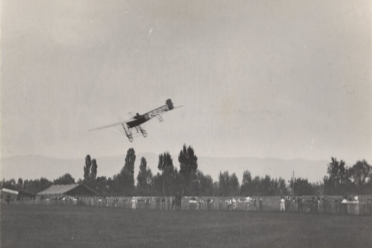 Ernest Failloubaz, genannt «le gamin volant» (das fliegende Kind) aufgrund seines jungen Alters, in einer Blériot XI an den Flugtagen in Viry, Frankreich, im August 1910.