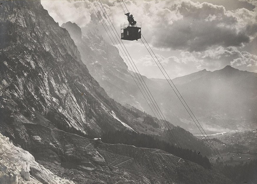 Die erste Schweizer Luftseilbahn für den öffentlichen Personenverkehr am Wetterhorn, 1909.
https://ba.e-pics.ethz.ch/catalog/ETHBIB.Bildarchiv/r/1128214/viewmode=infoview/qsr=Wetterhornaufzug