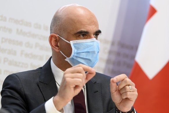 Bundesrat Alain Berset, spricht an der Medienkonferenz zu den neusten Massnahmen zur Bewaeltigung der Coronavirus-Pandemie im Anschluss an die Bundesratssitzung, am Freitag, 19. Maerz 2021 in Bern. (K ...