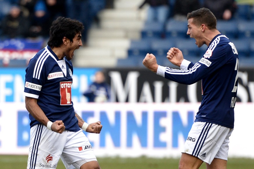 Die Luzerner Dario Lezcano, links, und Remo Freuler, rechts, feiern das 2:0 beim Fussball Super League Meisterschaftsspiel zwischen dem FC Luzern und dem FC Aarau vom Sonntag, 21. Februar 2015, in Luz ...