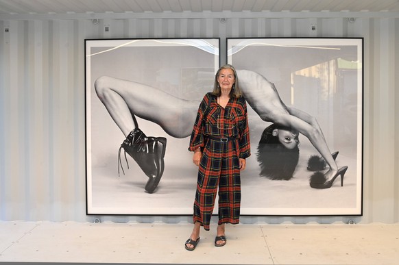 Eröffnung der Kunstausstellung von fotografischen Objekten, in einem Containerdorf im Seeviertel in Gmunden, im Rahmen der Salzkammergut Festwochen Gmunden, am 10.07.21. Das Bild zeigt die Fotografin  ...