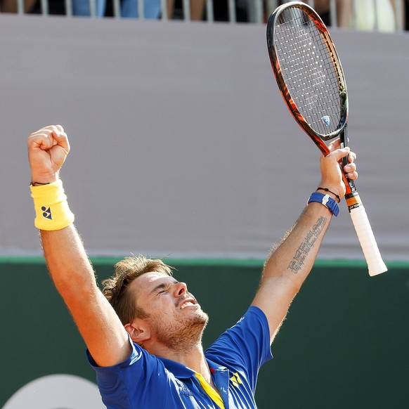 epa05993452 Stan Wawrinka of Switzerland celebrates after defeating Mischa Zverev of Germany in their final match of the Geneva Open tennis tournament in Geneva, Switzerland, 27 May 2017. EPA/SALVATOR ...