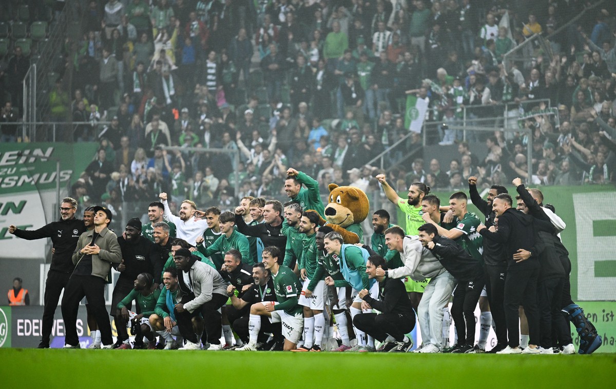 Die St. Galler posieren fuer ein Foto vor der Fankurve nach dem Fussball Meisterschaftsspiel der Swiss Super League zwischen dem FC St. Gallen (St. Gallen) und dem FC Basel (FCB), am Samstag, 26. Juli ...
