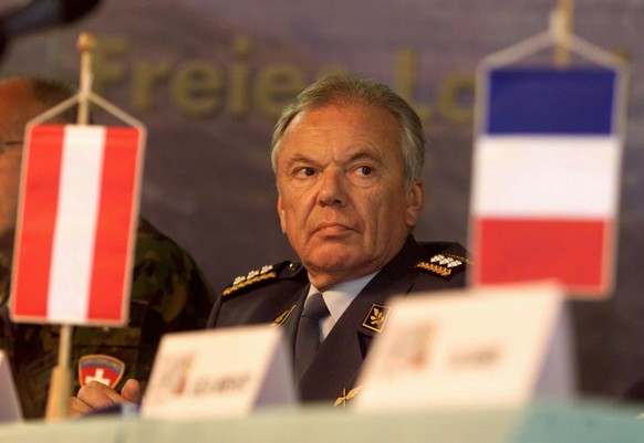 Der Kommandant der Schweizer Luftwaffe, Korpskommandant Fernand Carrel, nimmt am 19. Oktober 1999 im oesterreichischen Zeltweg an der Medieninformation zur gemeinsamen Luftraumueberwachungsuebung der  ...