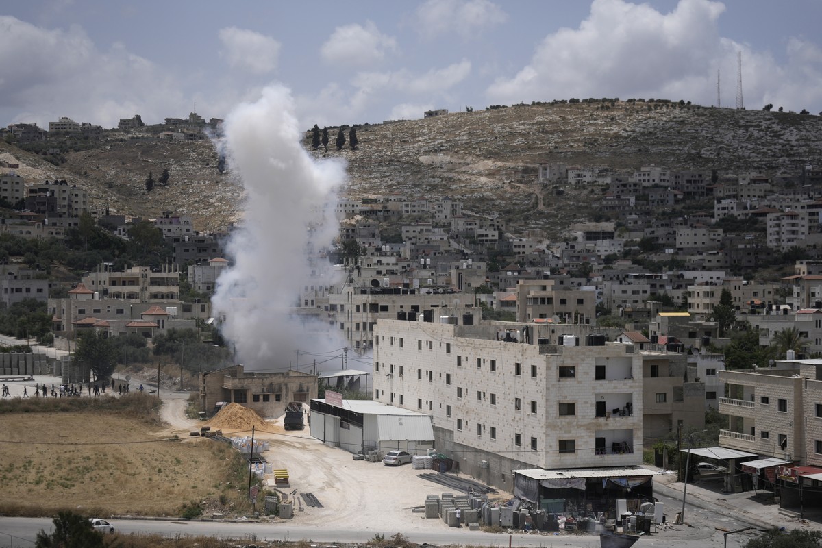 De la fumée s'élève pendant les frappes qui s'abattent sur la ville de Jénine, en Cisjordanie.