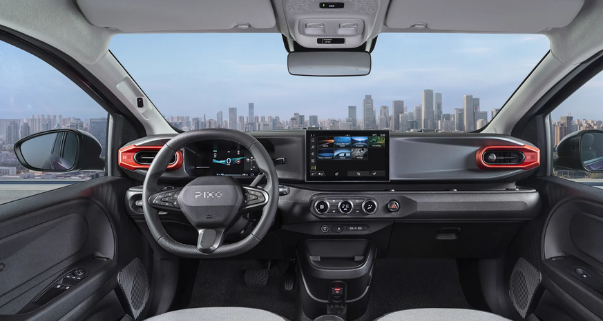 Übersichtliches Cockpit mit zwei Bildschirmen und gut zu bedienenden Drehknöpfen für die Klimaanlage.