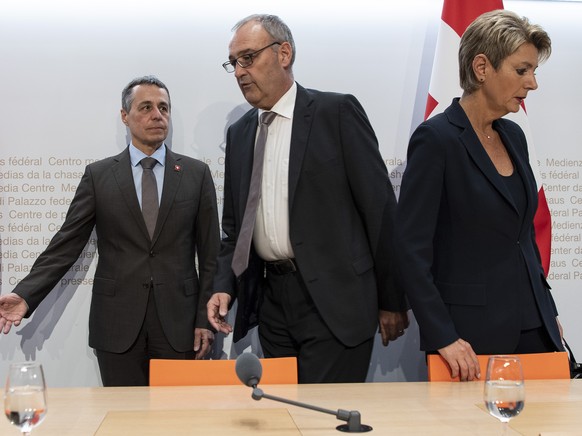 Die Bundesraete Ignazio Cassis, Guy Parmelin und Karin Keller-Sutter, von links, sprechen an einer Medienkonferenz ueber das Institutionelle Abkommen Schweiz-Europaeische Union und zur Begrenzungsinit ...