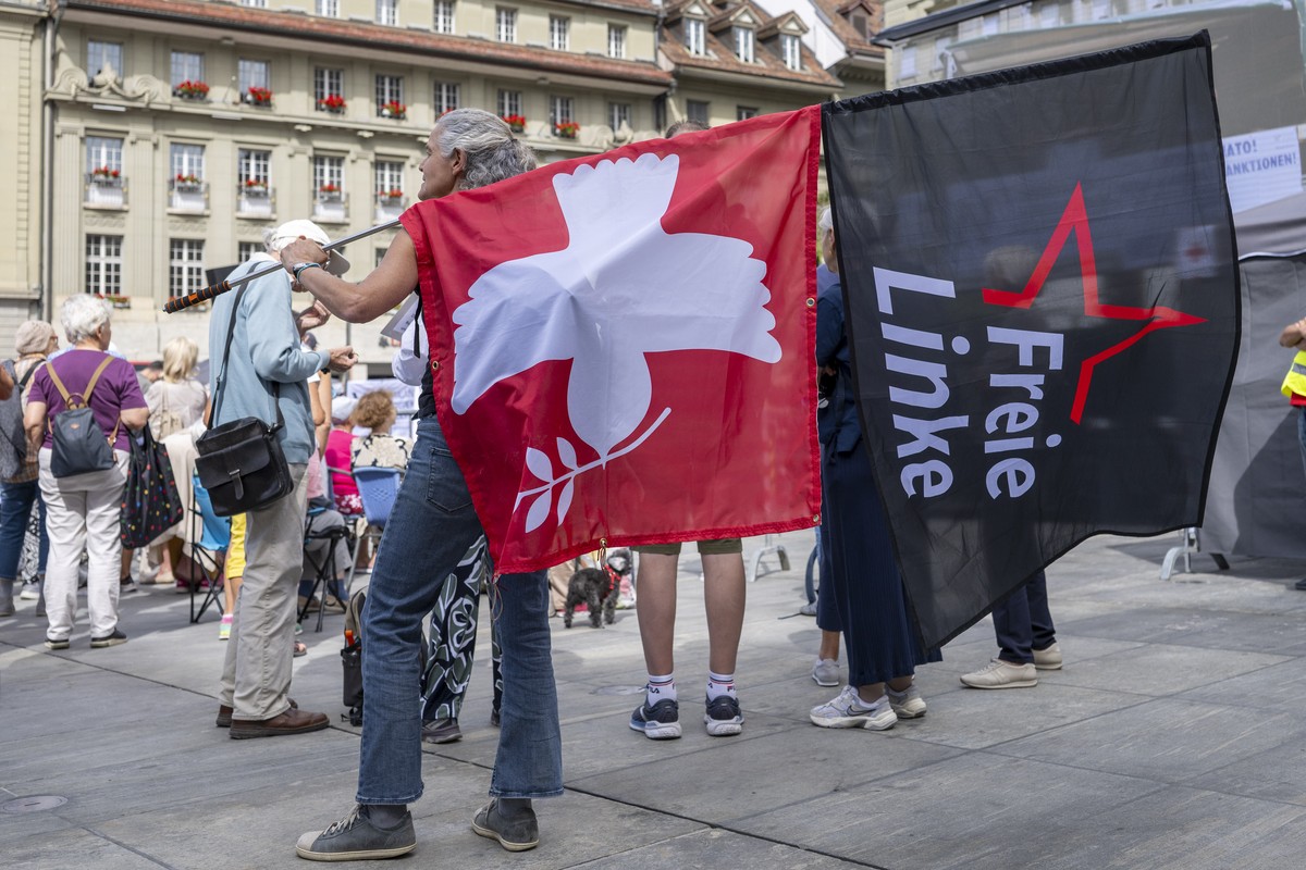 Personen an einer Kundgebung zur Neutralitaet und Frieden, am Samstag, 29. August 2026, in Bern. Die Schweizer Stimmbevoelkerung hat Ende September ueber die Neutralitaetsinitiative zu bestimmen.(KEYS ...