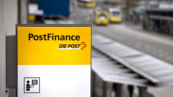 ZUR MELDUNG, DASS DIE POSTFINANCE EINE SYSTEMRELEVANTE BANK GEWORDEN IST, STELLEN WIR IHNEN FOLGENDES THEMENBILD ZUR VERFUEGUNG - Eine Tafel weist am Dienstag, 24. Februar 2009, auf einen Bancomaten d ...