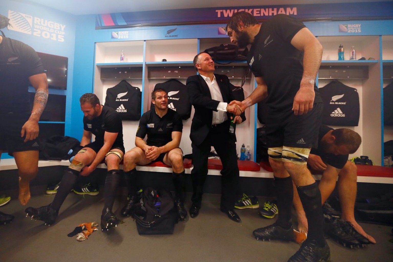 Das Bild des Wochenendes: Neuseelands Premier-Minister John Key schüttelt Rugby-Spieler Sam Whitelock die Hand.