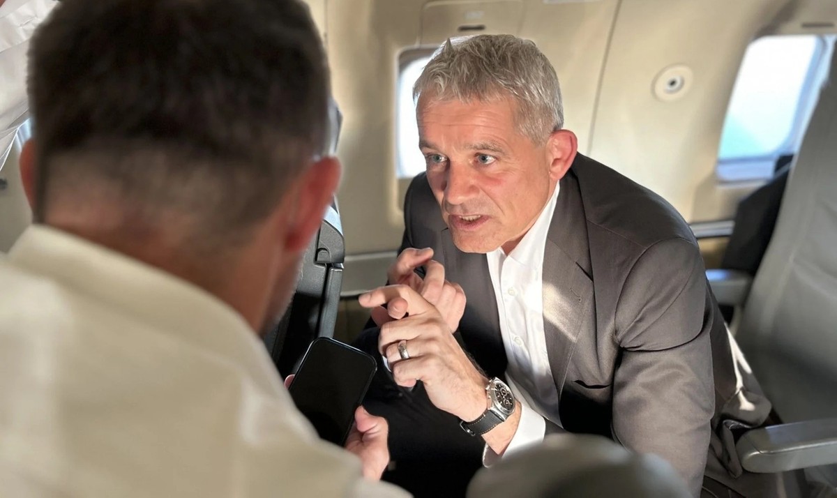 Beat Jans beim Interview im Flugzeug des Bundes auf dem Rückflug von Madrid. (Juli 2025)